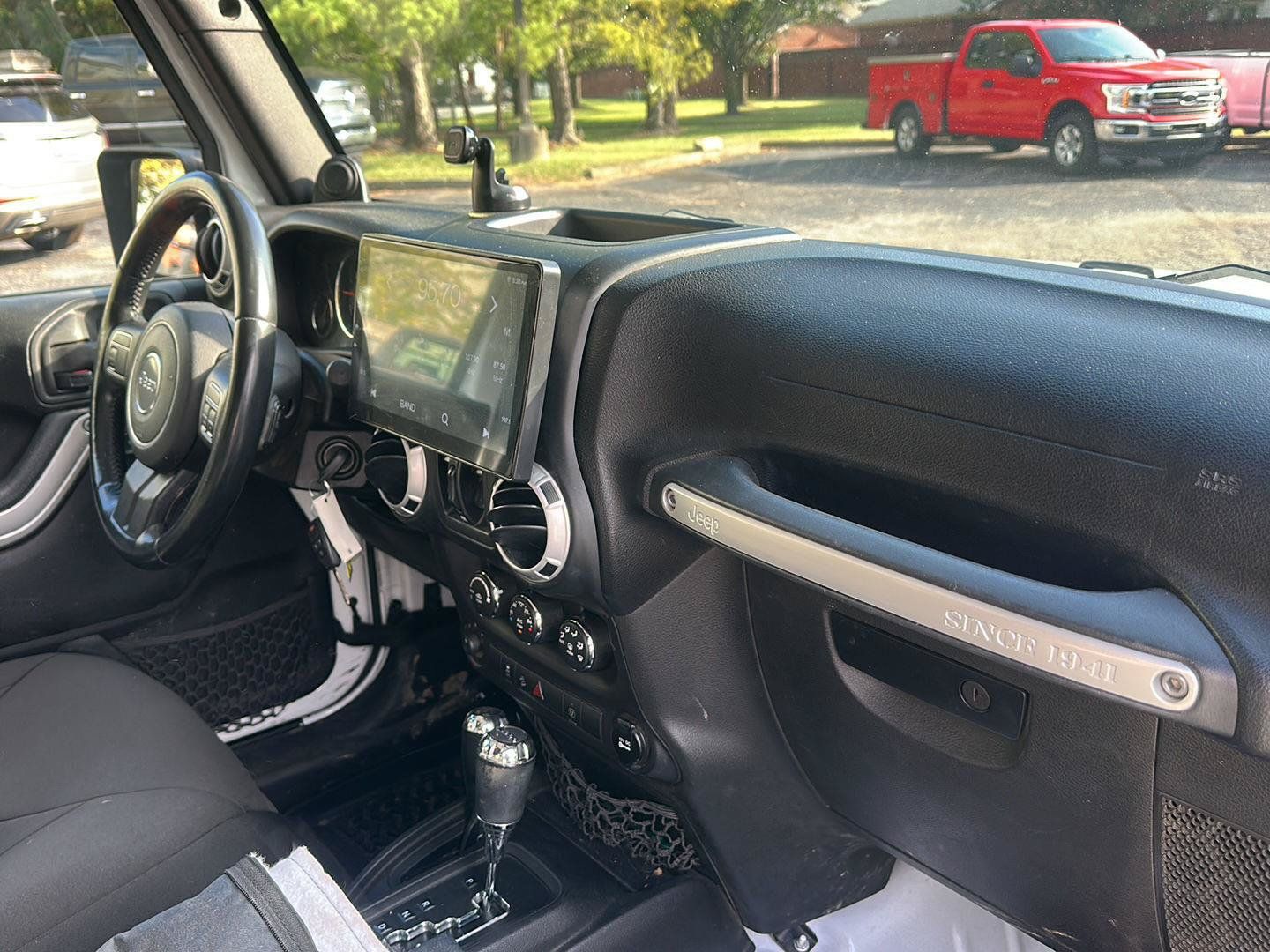 Used 2013 Jeep Wrangler Unlimited Sahara AWD/4WD image 9