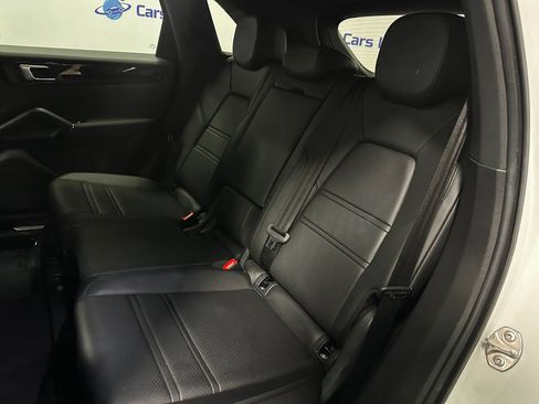 Used 2022 Porsche Cayenne w/ Premium Package AWD/4WD image 15
