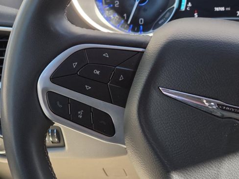 Used 2023 Chrysler Pacifica Touring-L FWD image 19