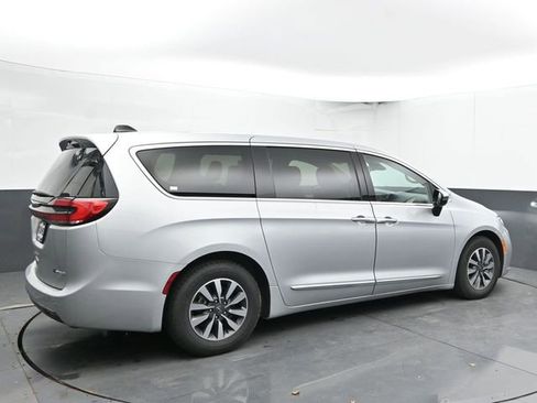 Used 2023 Chrysler Pacifica Limited image 11