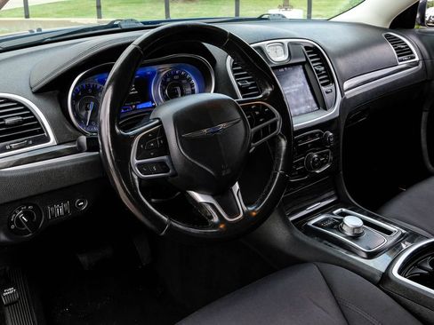 Used 2019 Chrysler 300 Touring w/ Chrome Appearance Package RWD image 10