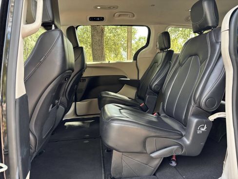 Used 2024 Chrysler Pacifica Touring-L FWD image 23