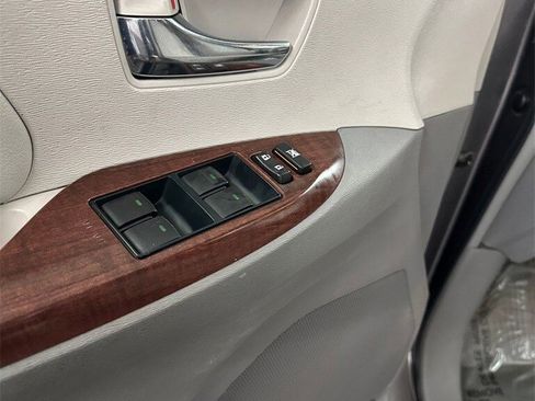 Used 2014 Toyota Sienna XLE image 9