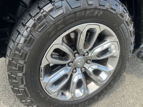 Used 2019 RAM 1500 Laramie w/ Sport Appearance Package AWD/4WD image 11