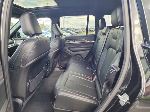 Used 2024 Jeep Grand Cherokee Limited w/ Black Appearance Package AWD/4WD image 23
