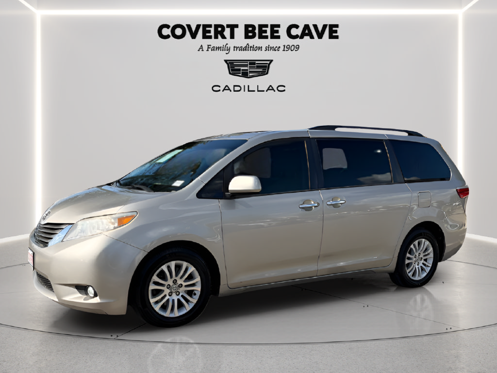 Used 2017 Toyota Sienna XLE w/ XLE Navigation Package FWD image 3