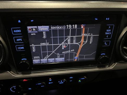 Used 2016 Toyota Tacoma TRD Sport image 29