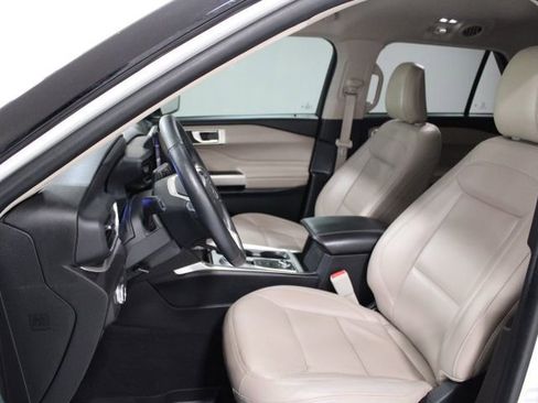 Used 2022 Ford Explorer XLT w/ Equipment Group 202A image 11