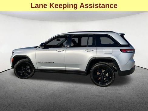 Used 2024 Jeep Grand Cherokee Altitude image 6