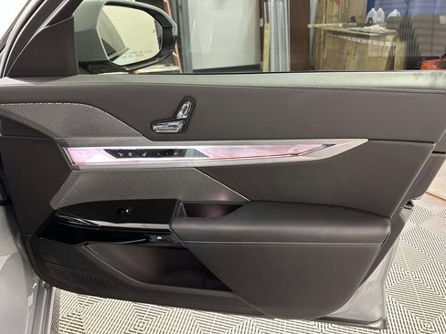 Used 2023 BMW 740i image 40