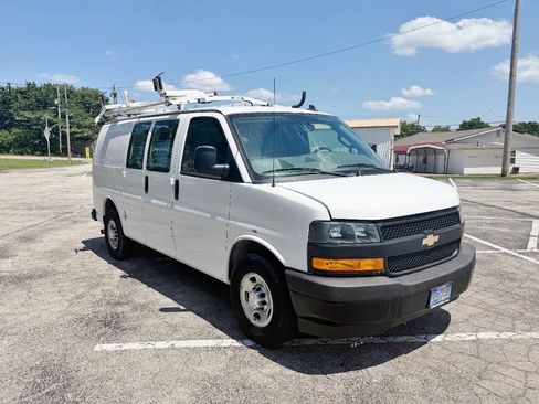 Used 2018 Chevrolet Express 2500 w/ Driver Convenience Package RWD image 3