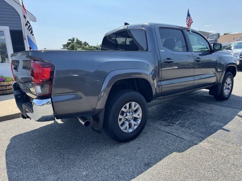 Used 2018 Toyota Tacoma SR5 AWD/4WD image 11