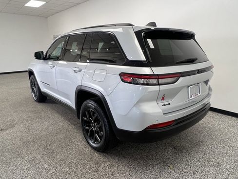 Used 2024 Jeep Grand Cherokee Altitude image 18