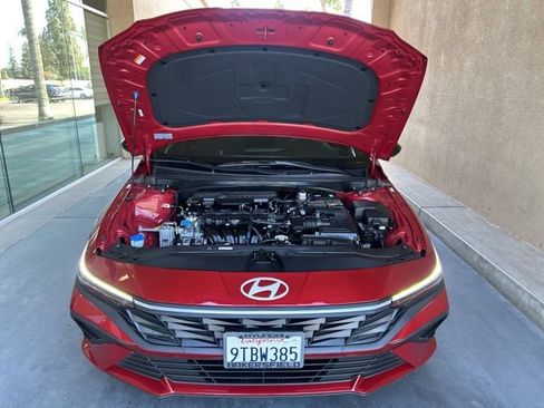 Certified 2025 Hyundai Elantra Sport image 36
