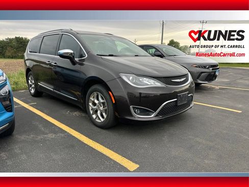 Used 2017 Chrysler Pacifica Limited w/ UConnect Theater Package FWD image 1