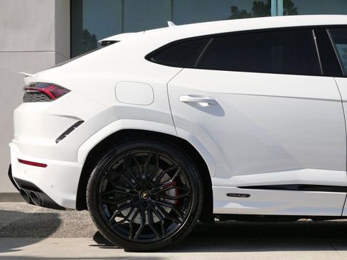 Used 2025 Lamborghini Urus SE image 11