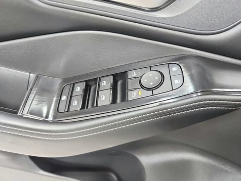 Used 2025 Nissan Rogue SV w/ SV Premium Package FWD image 30