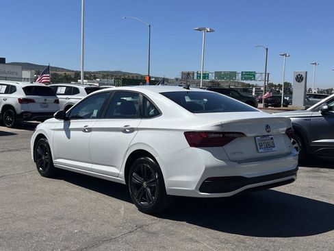 Used 2024 Volkswagen Jetta SE w/ Panoramic Sunroof Package image 3