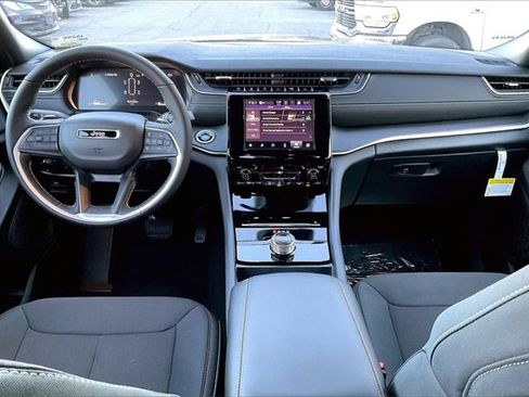 New 2025 Jeep Grand Cherokee L Laredo w/ Luxury Tech Group I image 4