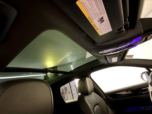 Used 2022 Porsche Cayenne image 40