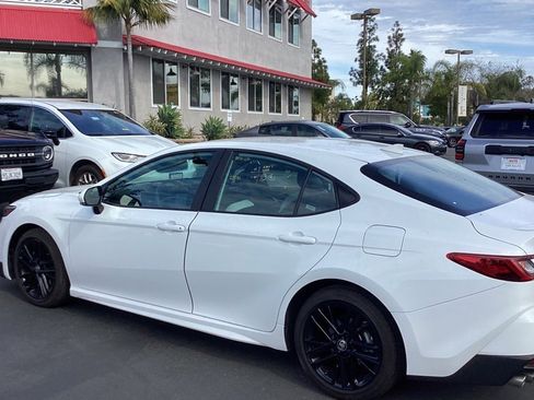 Used 2025 Toyota Camry SE image 7