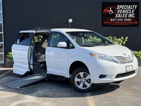 Used 2016 Toyota Sienna LE FWD image 3