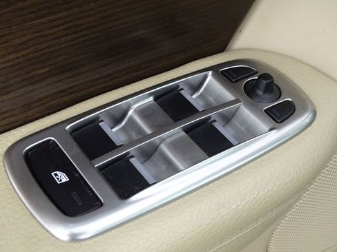 Used 2013 Jaguar XF image 14