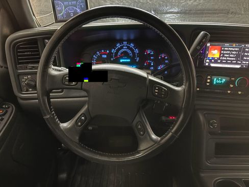 Used 2005 Chevrolet Silverado 2500 LT w/ Heavy-Duty Power Package AWD/4WD image 11