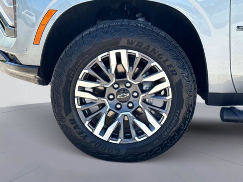 Used 2025 Chevrolet Suburban Z71 AWD/4WD image 11