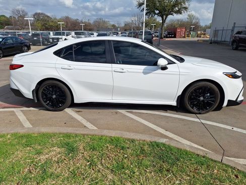 Used 2025 Toyota Camry SE w/ Convenience Package image 7