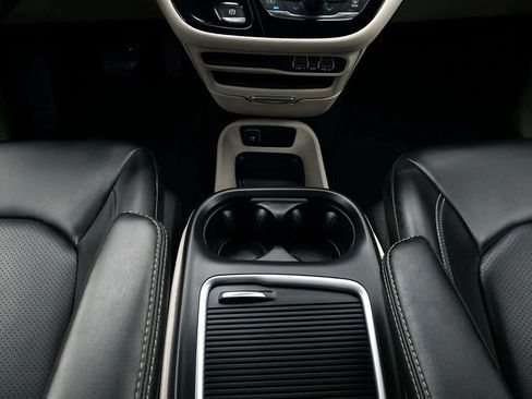 Used 2023 Chrysler Pacifica Touring-L FWD image 24