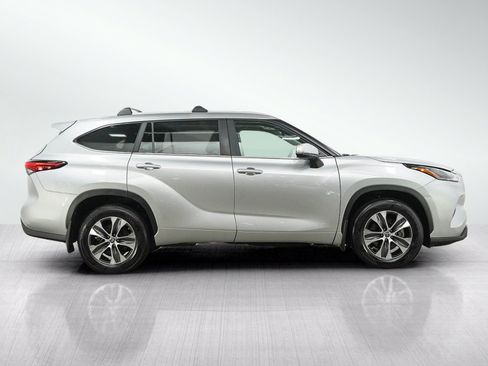 Used 2023 Toyota Highlander XLE AWD/4WD image 6