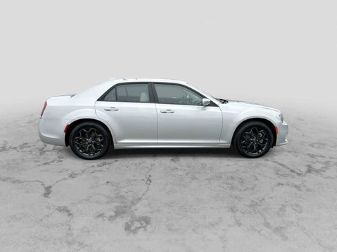 Used 2022 Chrysler 300 Touring L w/ Comfort Group image 9