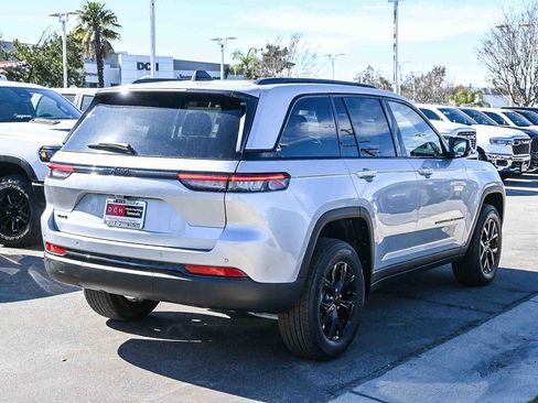 New 2025 Jeep Grand Cherokee Altitude image 4