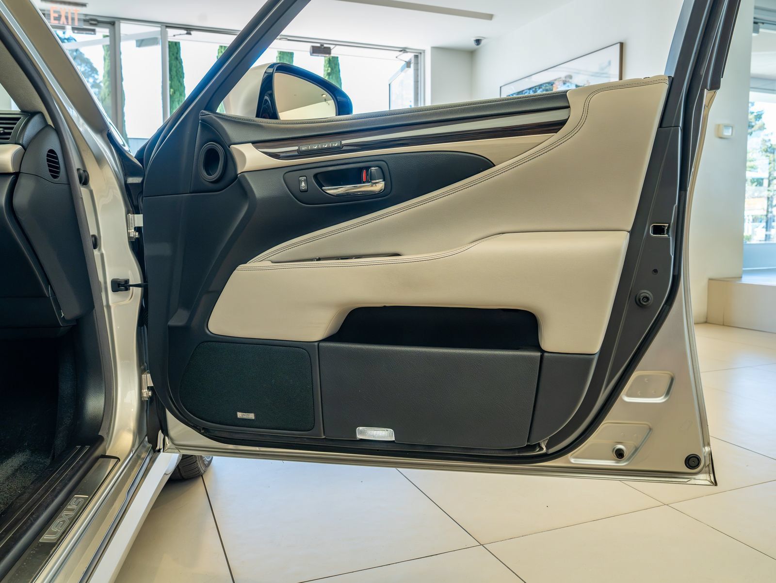 Used 2016 Lexus LS 460 w/ Comfort Package RWD image 25