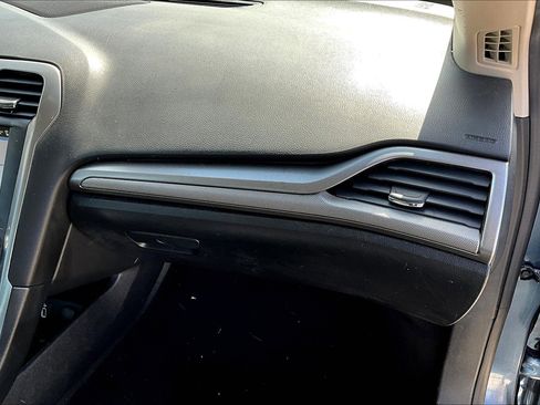 Used 2019 Ford Fusion SE image 21