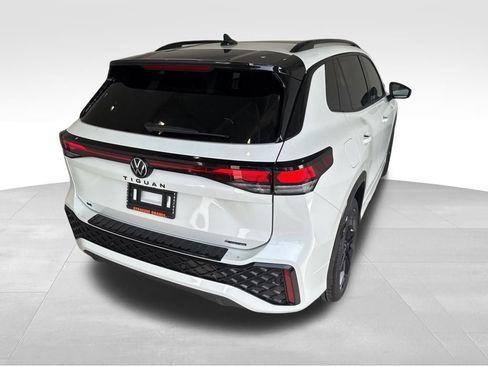 New 2025 Volkswagen Tiguan SE R-Line image 5