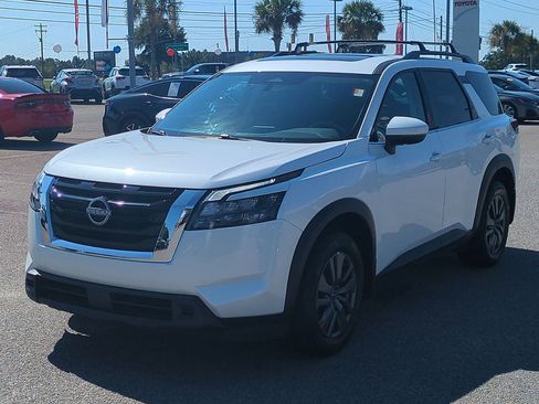 Used 2025 Nissan Pathfinder SV w/ SV Premium Package FWD image 7