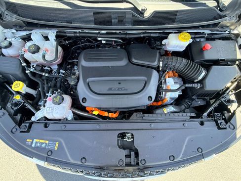 Used 2024 Chrysler Pacifica Limited FWD image 3