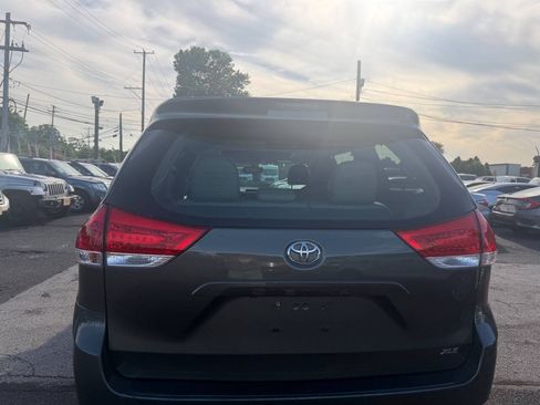 Used 2013 Toyota Sienna XLE FWD image 8