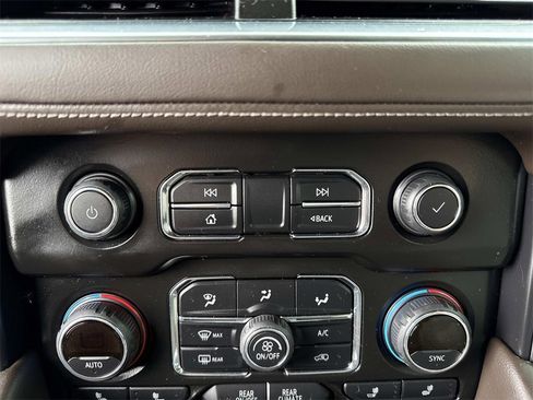 Used 2021 Chevrolet Suburban LT image 20