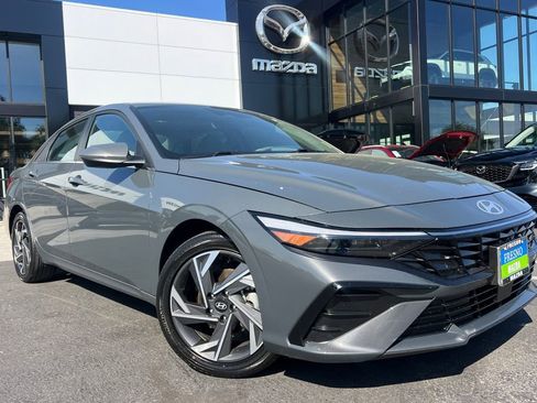 Used 2025 Hyundai Elantra SEL image 2