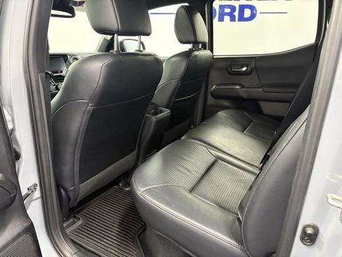 Used 2019 Toyota Tacoma TRD Sport image 11