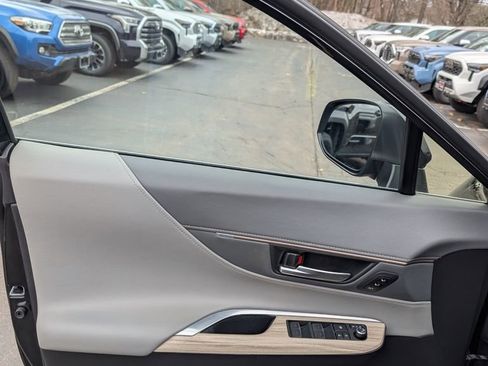 Certified 2023 Toyota Venza XLE image 13