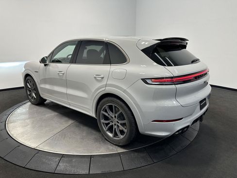 Certified 2025 Porsche Cayenne Turbo AWD/4WD image 4