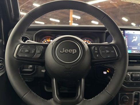 Used 2025 Jeep Wrangler Unlimited Rubicon w/ Technology Group image 15