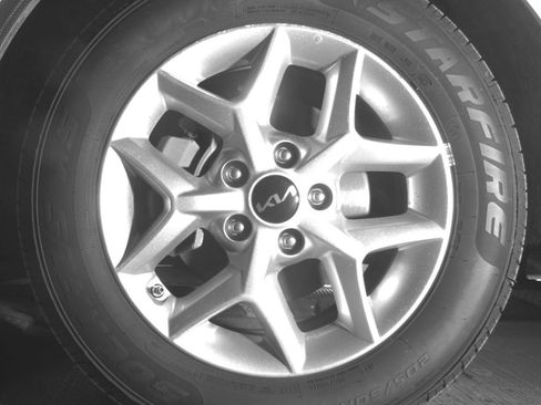 Used 2025 Kia Soul LX w/ LX Technology Package FWD image 17