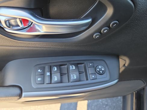 Used 2021 Jeep Cherokee Limited w/ Elite Package AWD/4WD image 32