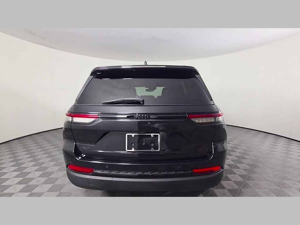 Used 2023 Jeep Grand Cherokee Altitude AWD/4WD image 8