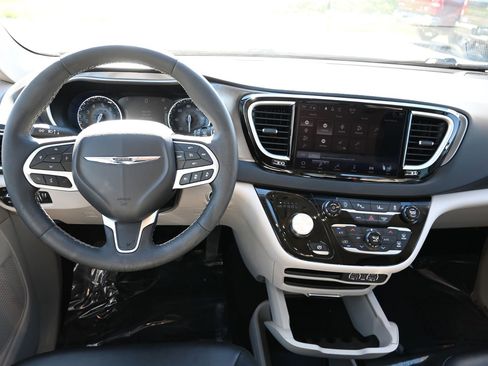 Used 2024 Chrysler Pacifica Touring-L FWD image 18
